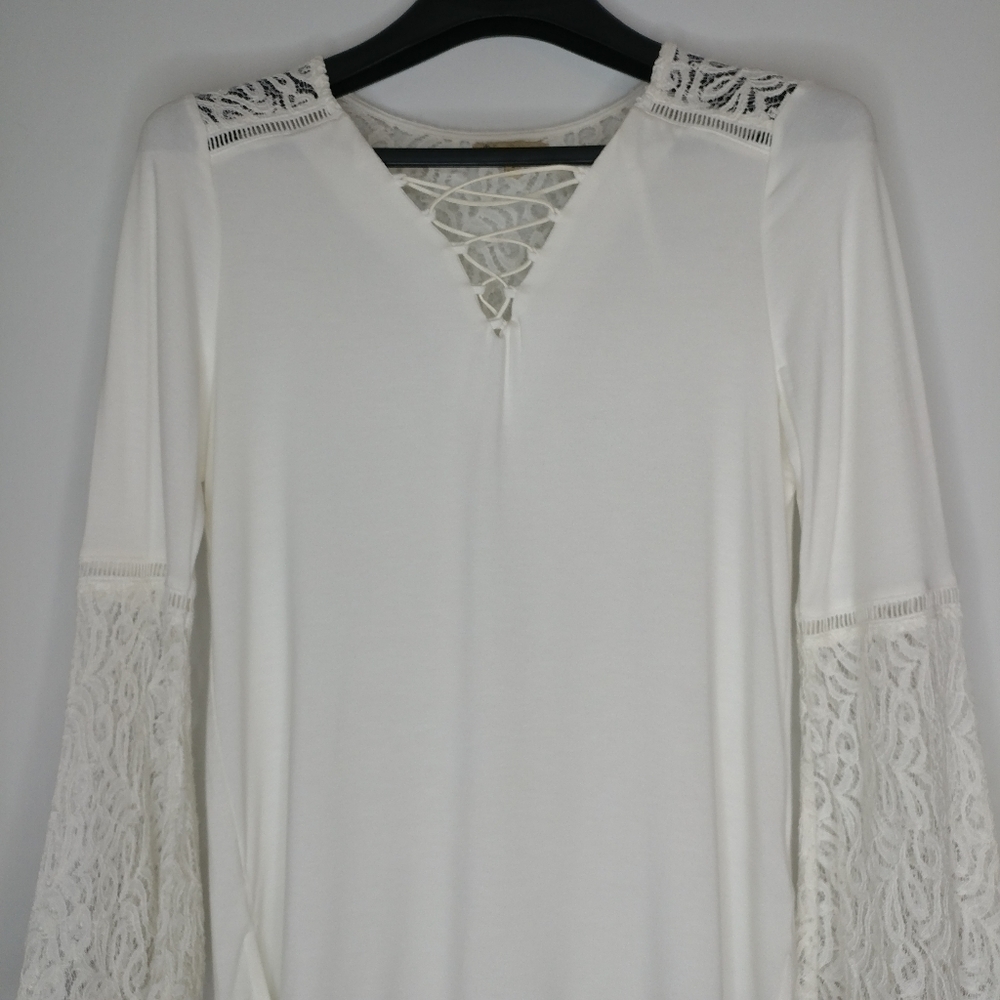 Democracy Women's Bell SLV V-Neck Lace Up Top - Picture 4 of 13